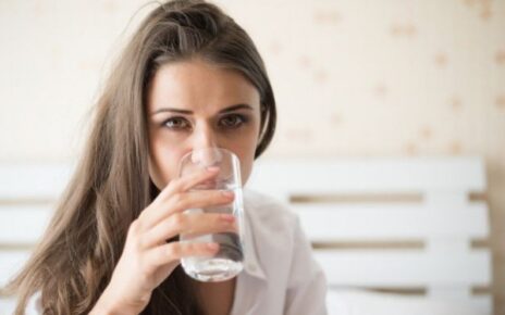 5 Manfaat Kesehatan Berkumur dengan Air Garam